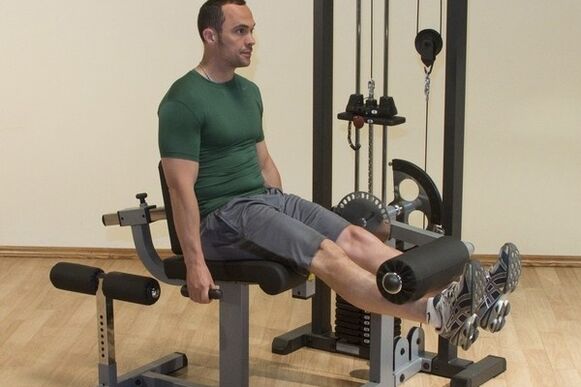 Флексия-удължаване на краката във фитнес залата за лечение на простатит